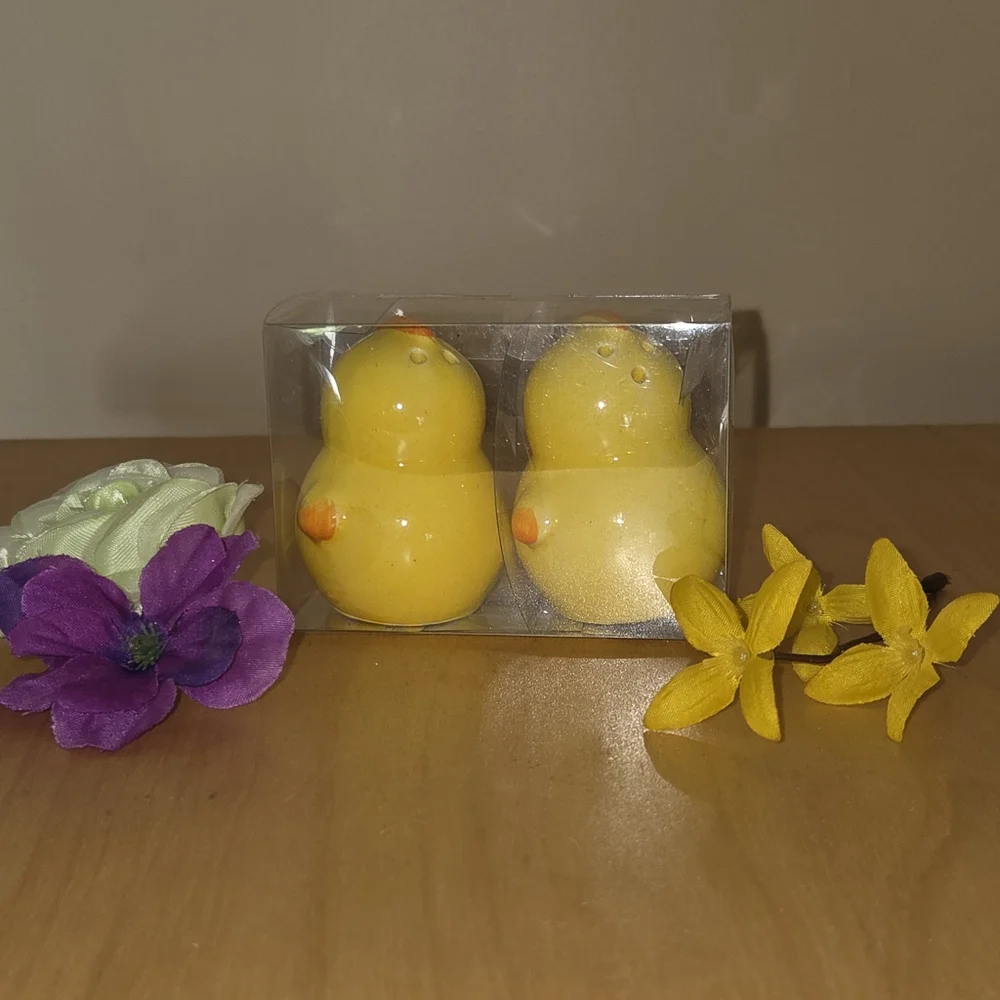 NWT Yellow Ceramic Baby Chicks Salt & Pepper Shaker Set